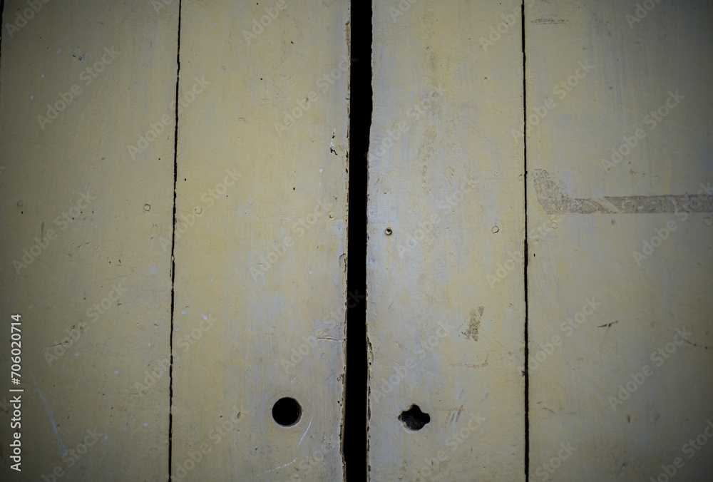 imagen de parte de tablas de maderas con grietas y hoyos en la parte inferior imagen de parte de tablas de maderas con grietas y hoyos en la parte inferior