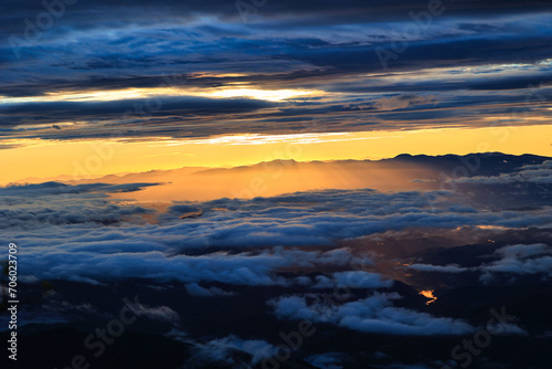 朝焼けの北アルプスの雲海