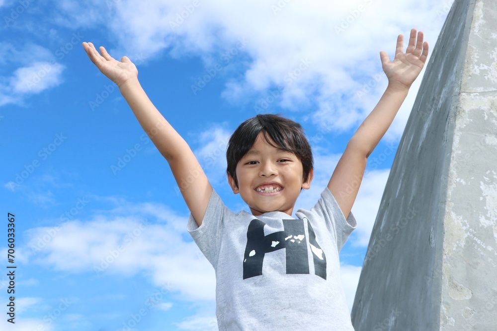 青空と手を広げる笑顔の子供 青空と手を広げる笑顔の子供