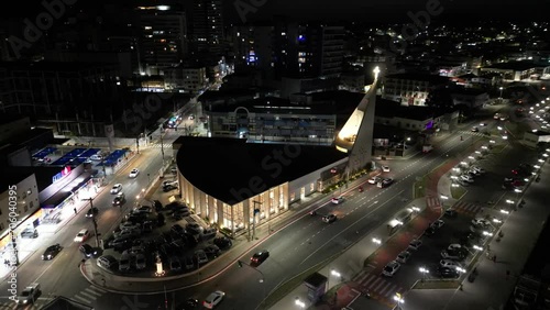 Imagem aérea de drone da cidade de Guarapari a noite, praia do morro e prainha de muquiçaba iluminadas. Decoração de natal e festas de final de ano.