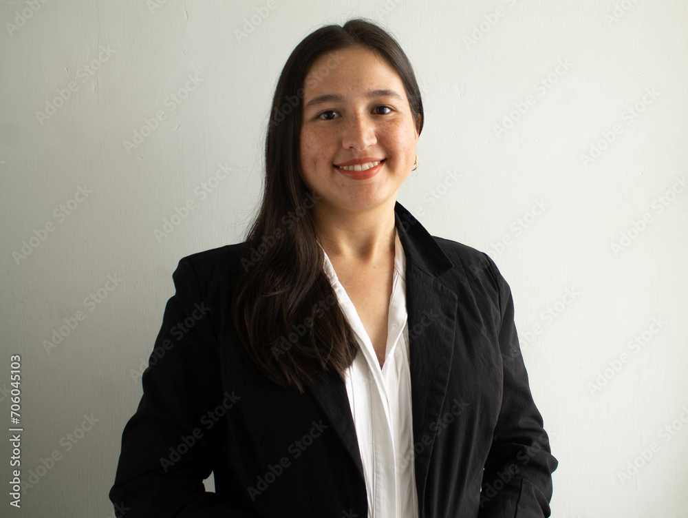 Mujer elegante sonriente sobre fondo blanco Mujer elegante sonriente sobre fondo blanco