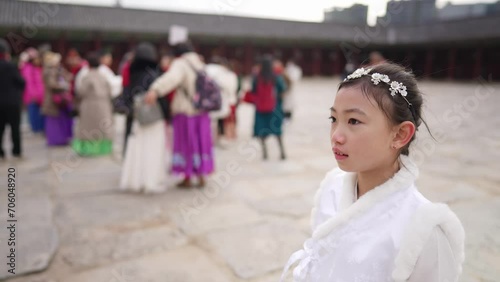 韓国ソウルの景福宮でチマチョゴリを着た韓国人の女の子がいるスローモーション映像  Slow-motion video of a Korean girl wearing Chimachogori at Gyeongbokgung Palace in Seoul, South Korea photo