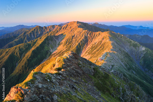 朝焼けの南アルプスの北岳から間ノ岳へ続く稜線 © Taka Mountain