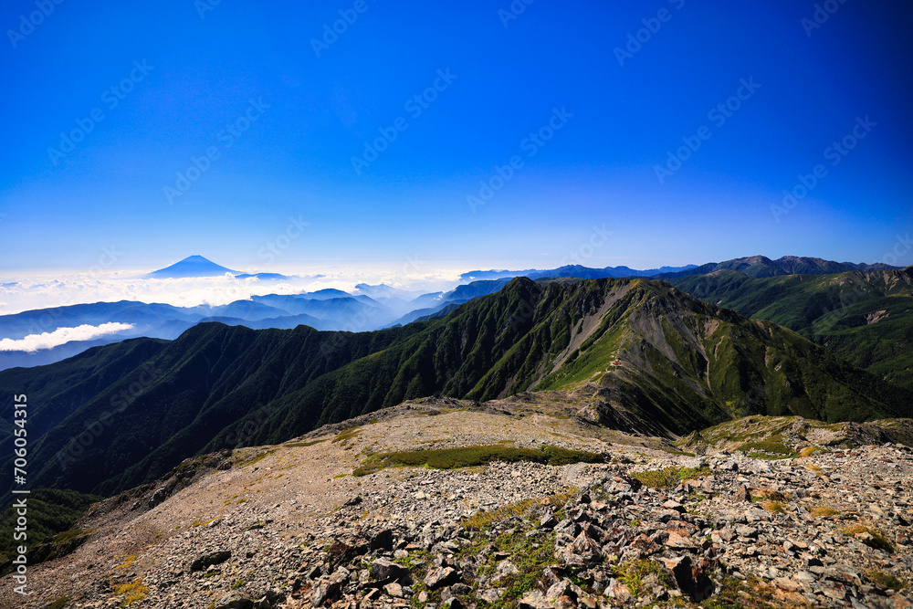 南アルプスの農鳥岳と富士山