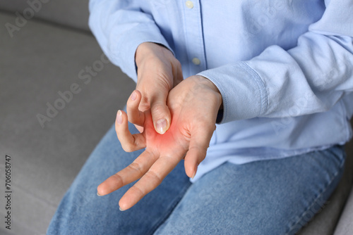 Φωτογραφία Woman suffering from trigger finger on sofa, closeup