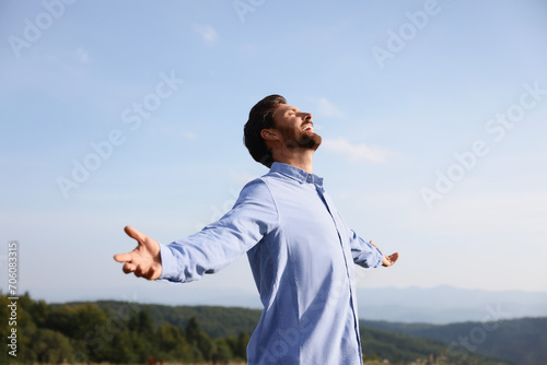 Quadro su tela Feeling freedom. Happy man with wide open arms outdoors