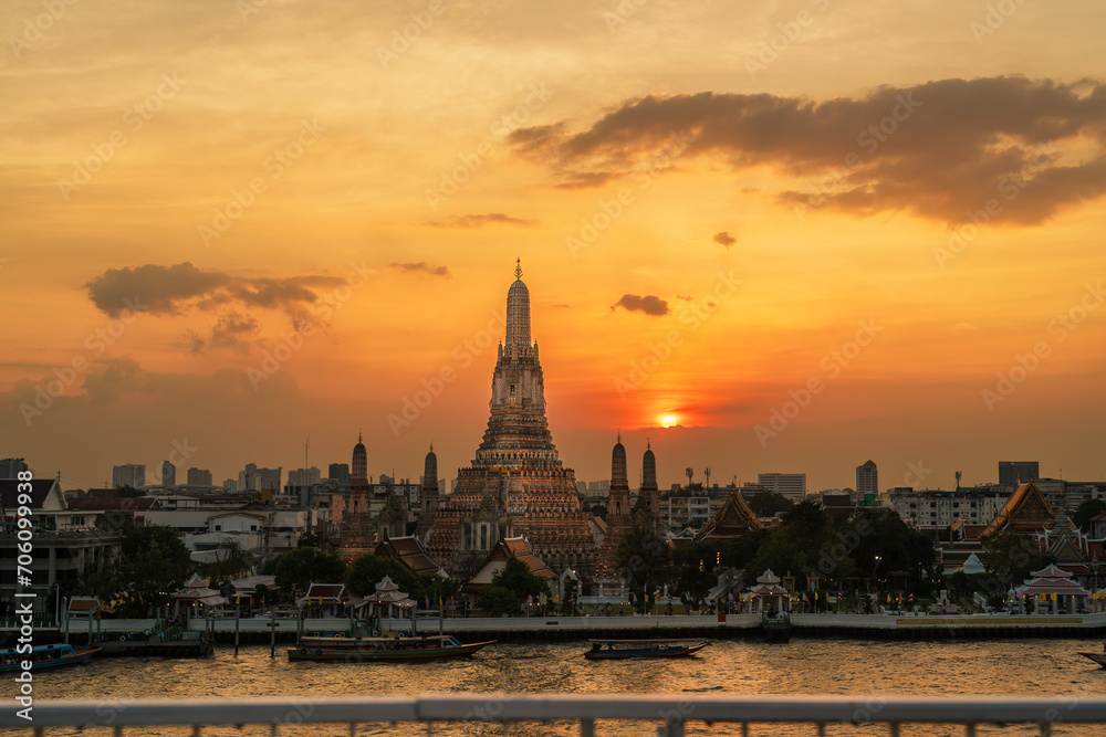 Obraz premium Wat Arun Temple in sunset, Temple of Dawn near Chao Phraya river. Landmark and popular for tourist attraction and Travel destination in Bangkok, Thailand and Southeast Asia concept