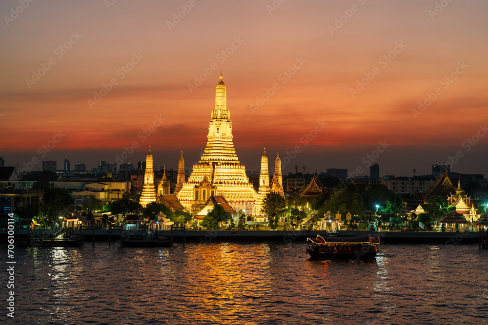 Obraz premium Wat Arun Temple in sunset, Temple of Dawn near Chao Phraya river. Landmark and popular for tourist attraction and Travel destination in Bangkok, Thailand and Southeast Asia concept