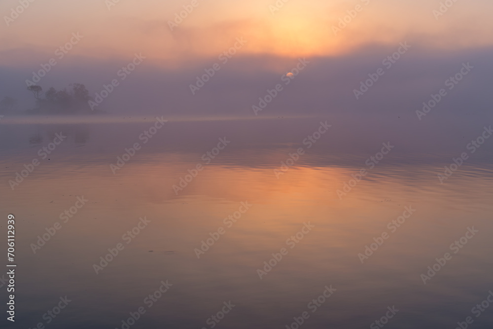日の出の朝霧