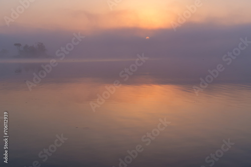 日の出の朝霧