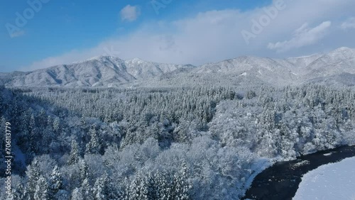 晴れた冬の山と森林　空撮　移動撮影　雪景色　秋田県　日本