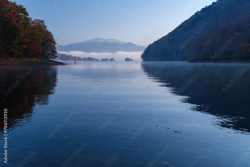湖畔の朝霧