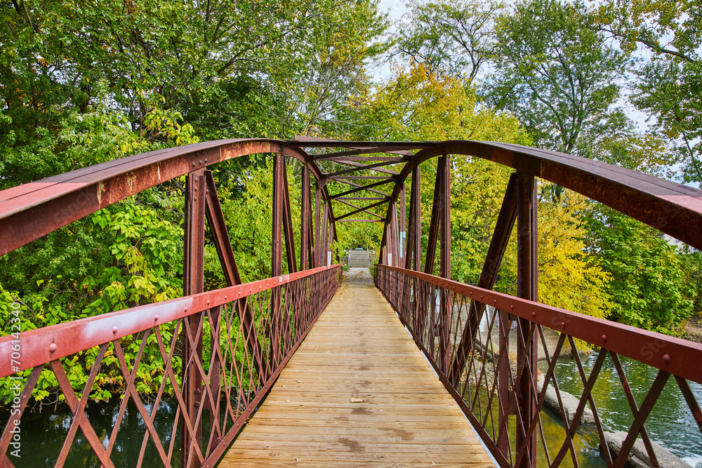 Obraz premium Rustic Red Truss Bridge with Autumn Foliage in Rural Indiana