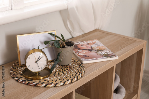 Alarm clock with frame, pla...