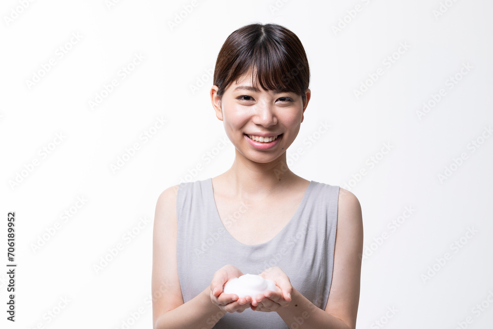 石鹸の泡を持つ若い素肌の日本人女性のビューティーイメージ 石鹸の泡を持つ若い素肌の日本人女性のビューティーイメージ