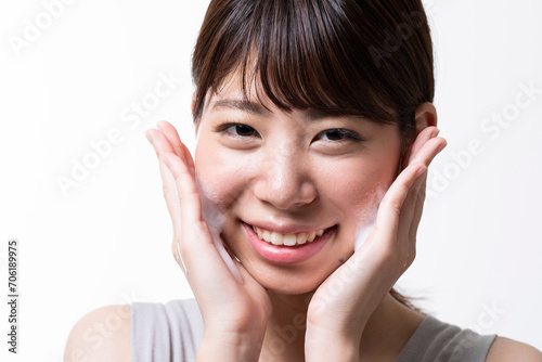 洗顔を行う若い日本人女性のビューティーイメージ