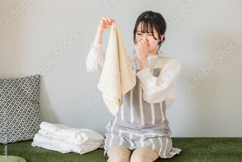 洗濯物の仕上がりに悩む主婦の女性（生乾き・部屋干し・臭い・）
 photo