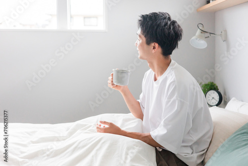 朝起床して温かい飲み物・男性（睡眠・覚醒・眠り）
 photo