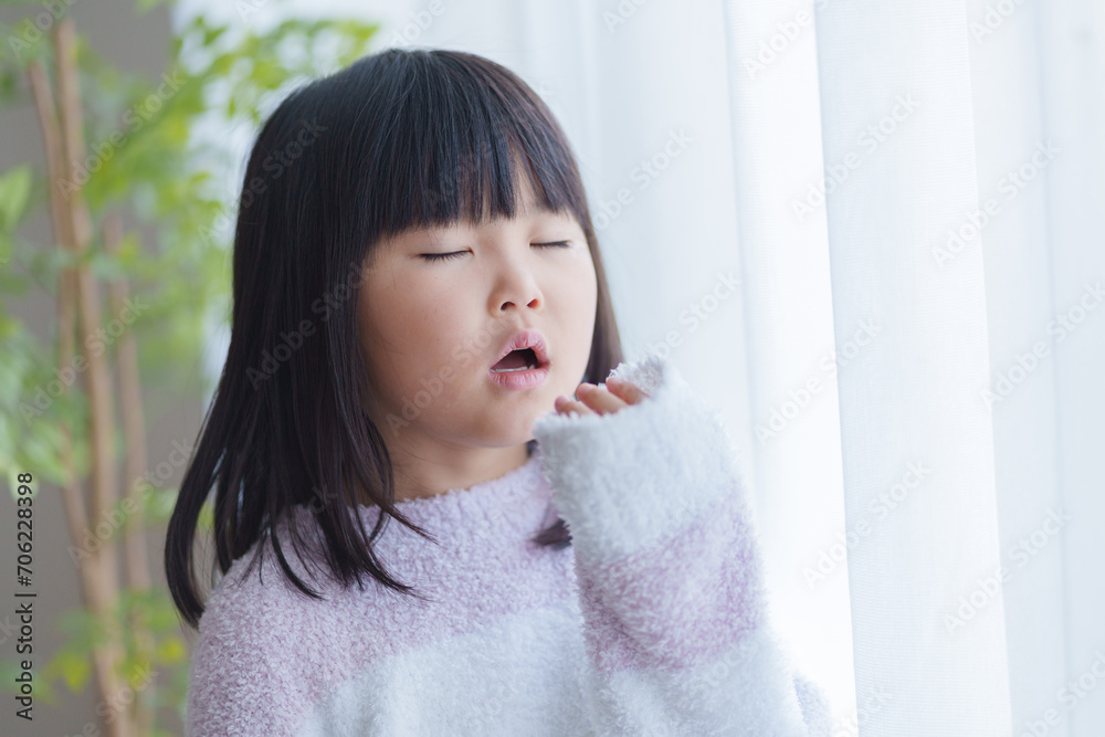 パジャマを着た欠伸をする子供