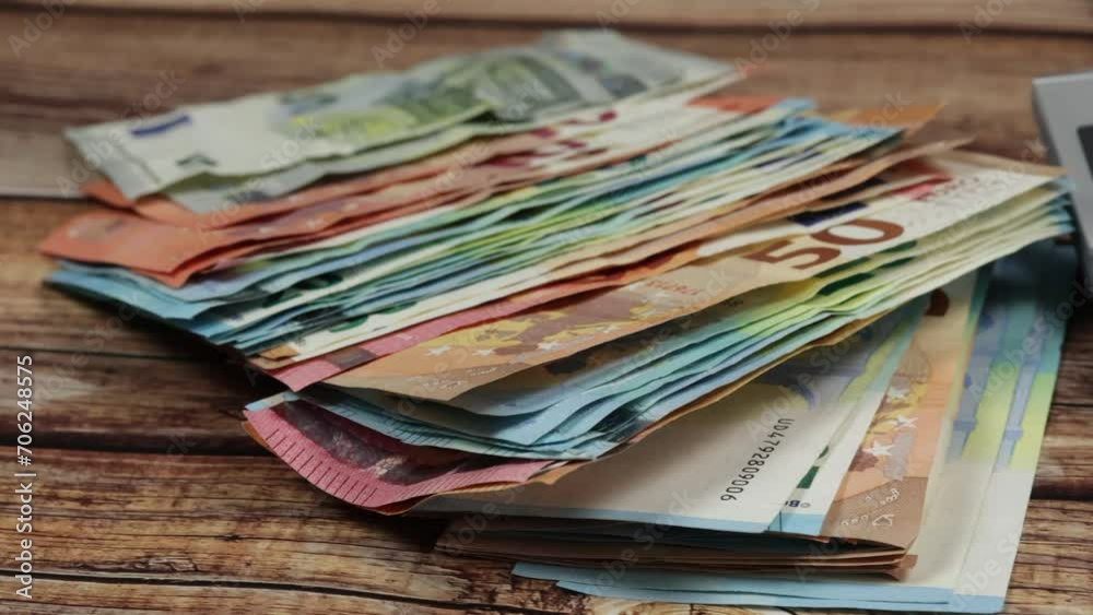 liasse de billets de banque et calculatrice, en gros plan liasse de billets de banque et calculatrice, en gros plan