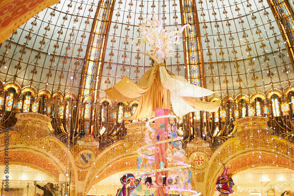 Obraz premium 美しい天井 カラフルな装飾