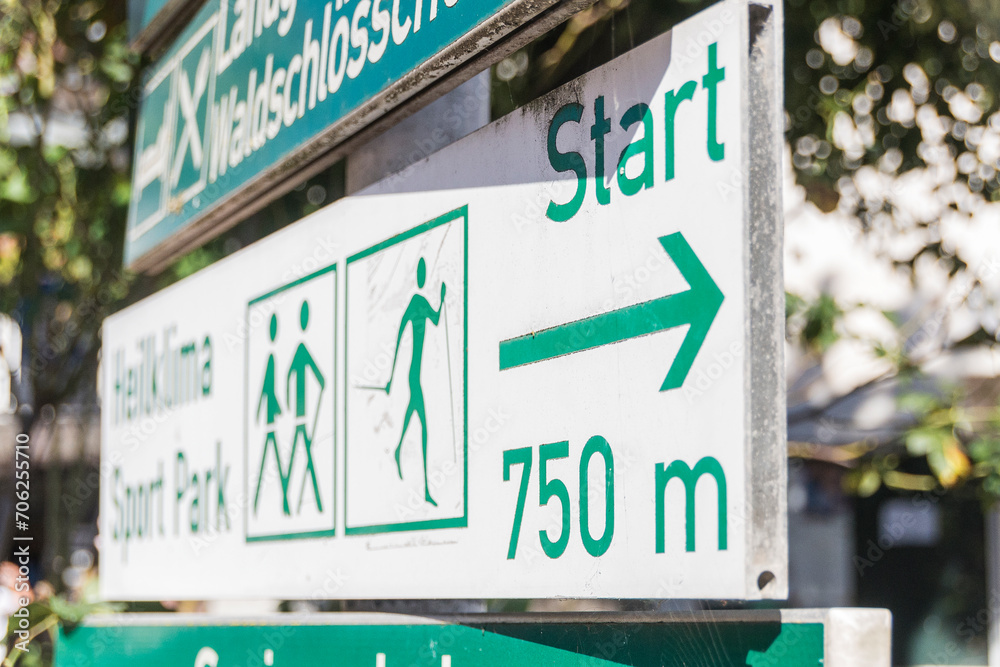 Wanderrouten - ein Schild zum Start Wanderrouten - ein Schild zum Start