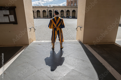 Schweizergardist beim Damasushof, Rom, Vatikan