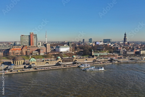 Hamburg Hafen  Landungsbr  cken in Richtung Innenstadt Luftaufnahme