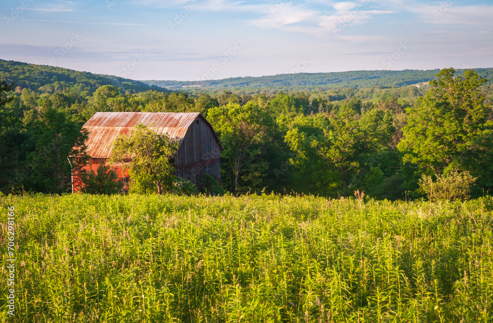 Obraz premium Farm Barns and Silos in Sugar Grove, Pennsylvania