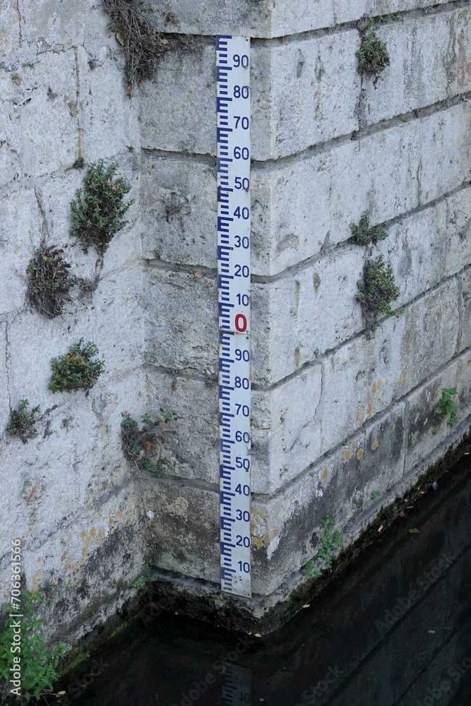 Echelle de mesure de niveau d'un cours d'eau Echelle de mesure de niveau d'un cours d'eau
