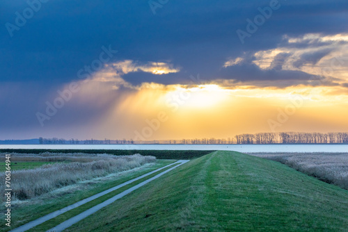Aufgehende Sonne über Boddendeich bei Zingst an der Ostsee.
