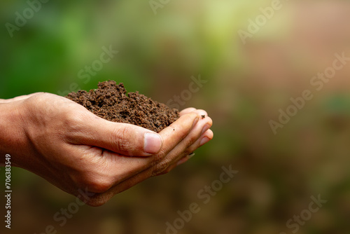 Side view of Human hands holding soil, tangan manusia lagi memegang tanah dari samping  photo