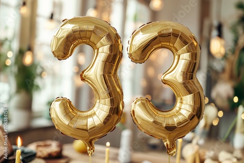 33. Geburtstag, "33" aus goldenen Heliumballons, festlicher Hintergrund