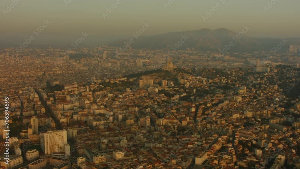 vue aérienne drone de Marseille couché de soleil, notre dame de la garde le vieux port