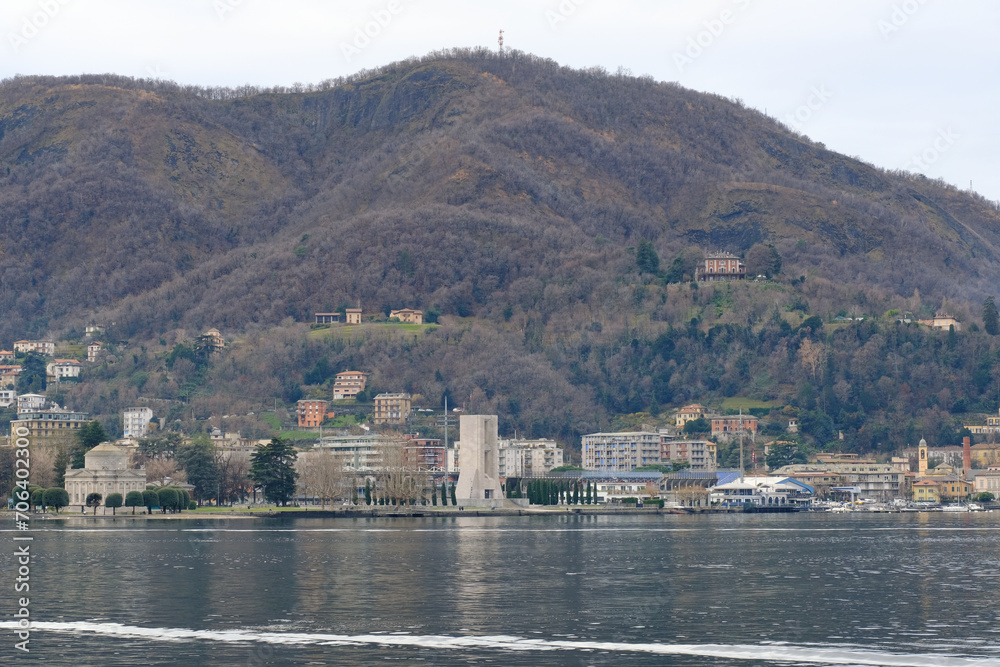 Il centro della città di Como in una giornata d'inverno, vista dalle sponde del lago.