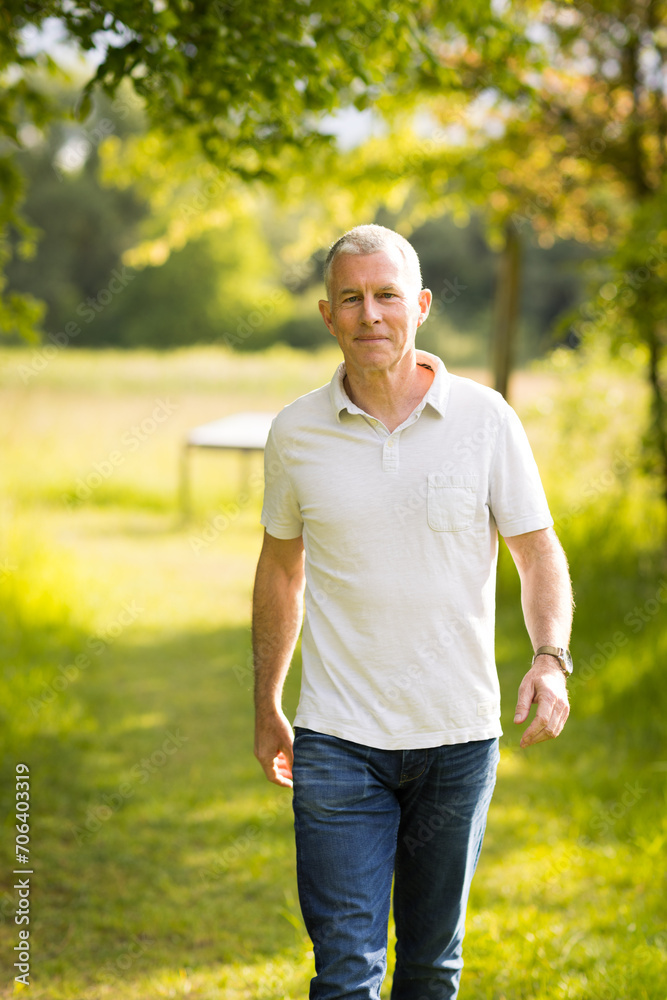 Attraktiver Mann mittleren Alters entspannt draußen