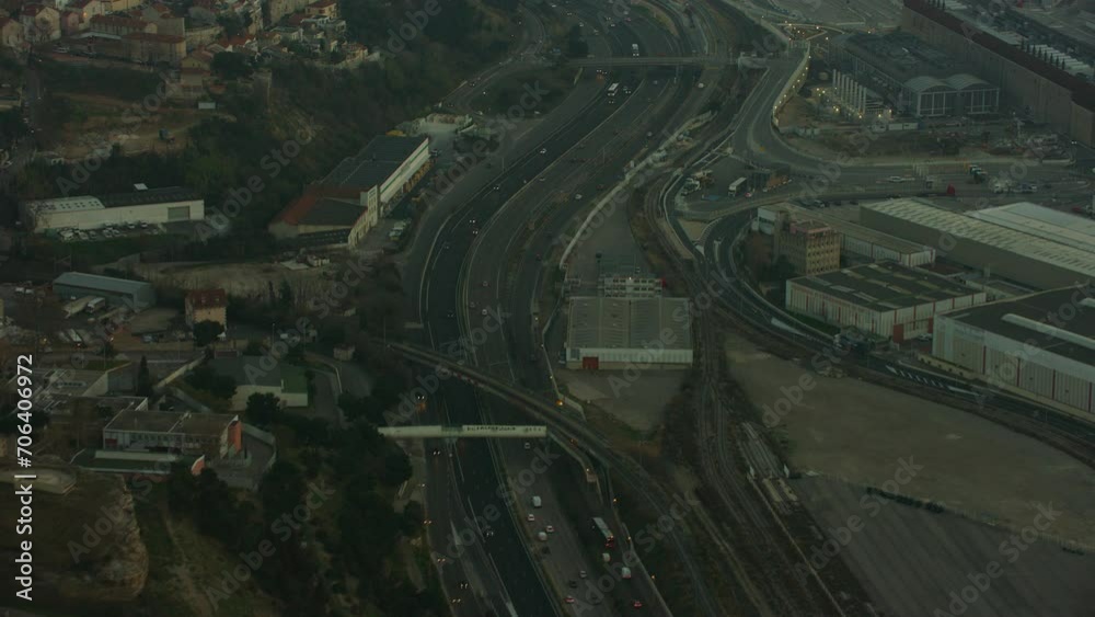 vue aérienne drone circulation à Marseille de nuit