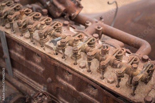 Rostiger Motorblock eines alten Autowracks in der Wüste Namibias