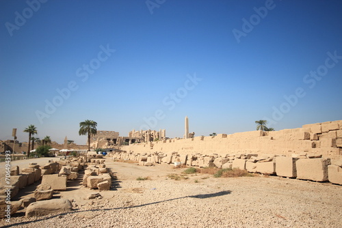 Vue arrière du temple de karnak et mur d'enceinte (Louxor,Egypte)