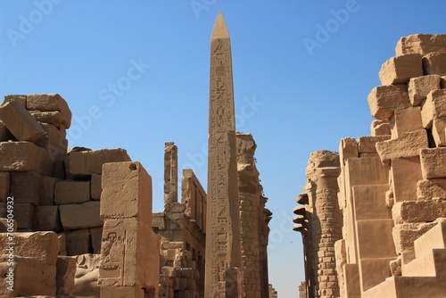 Perspective sur la colonnade de la salle hypostyle et obelisque de Hatchepsout, temple de Karnak, Louxor,Egypte photo