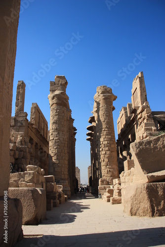 Perspective sur la colonnade de la salle hypostyle , temple de Karnak, Louxor,Egypte photo