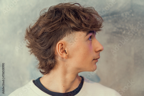 Photos De perfil chico luciendo corte de cabello