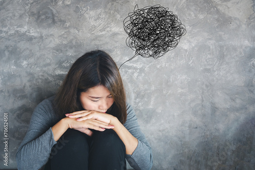 Foto concept of depressive disorder Asian woman sitting alone with negative thoughts