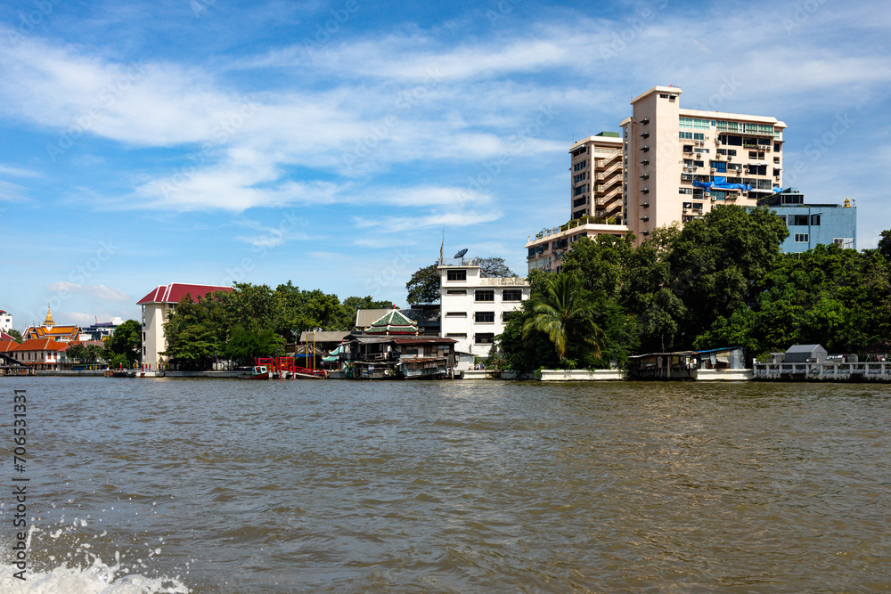 Obraz premium Cityscape Reflected in Calm Waterfront