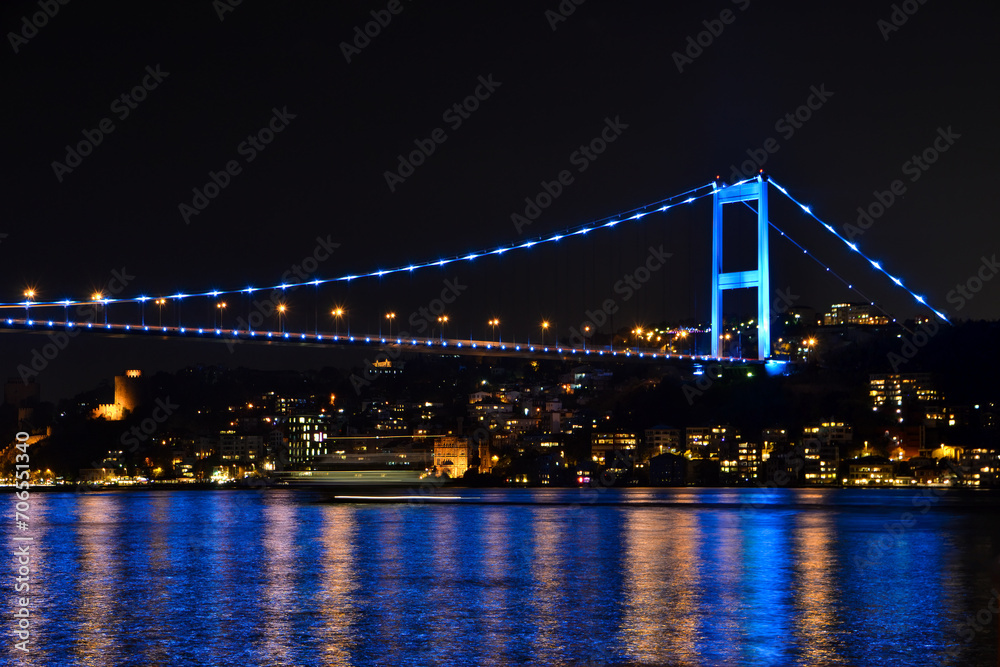 Fototapeta premium night view of the bosphorus bridge and boats in istanbul 