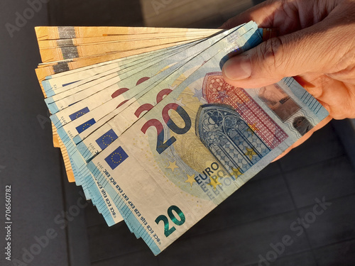 Banconote da 20 e 50 euro nelle mani di un uomo - ricchezza photo