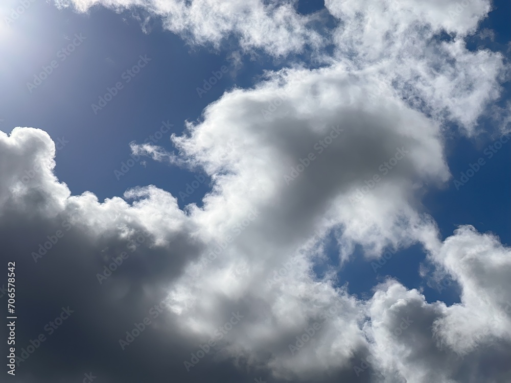 Obraz premium Experience the Calmness of a Clear Day as White Clouds Waltz Across the Deep Blue Sky