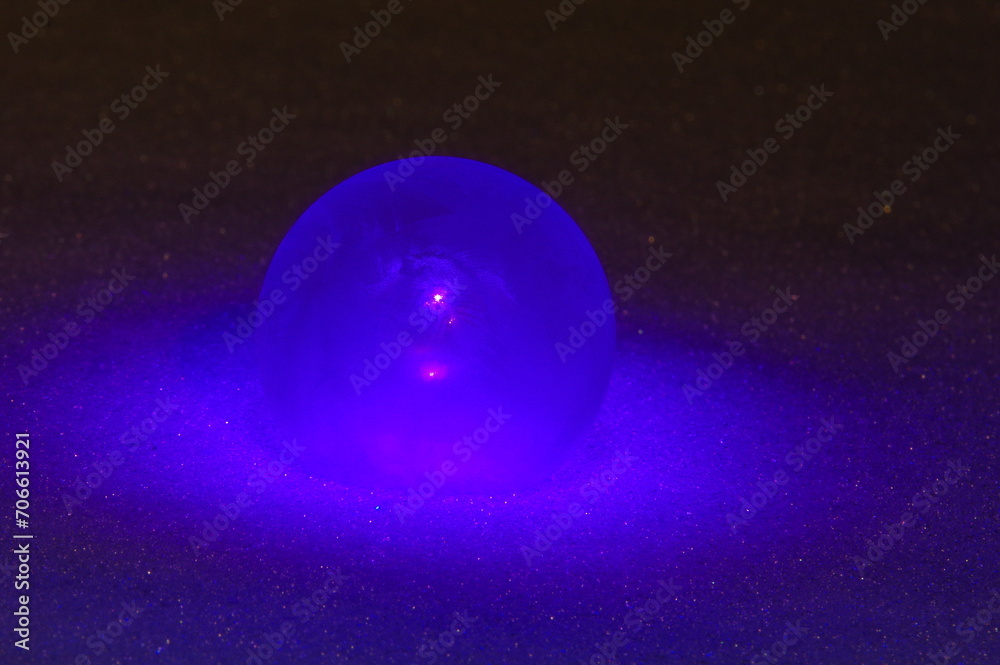 Gefrorene Seifenblase unter UV-Licht Gefrorene Seifenblase unter UV-Licht