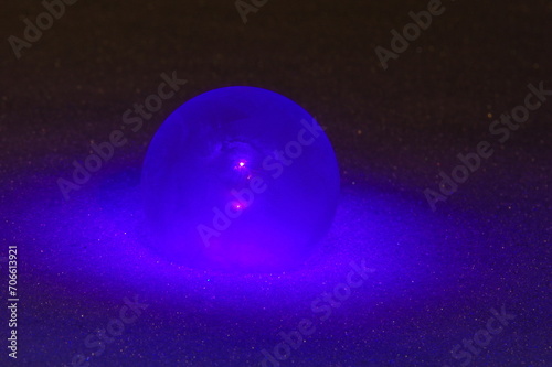 Fototapeta Naklejka Na Ścianę i Meble -  Gefrorene Seifenblase unter UV-Licht