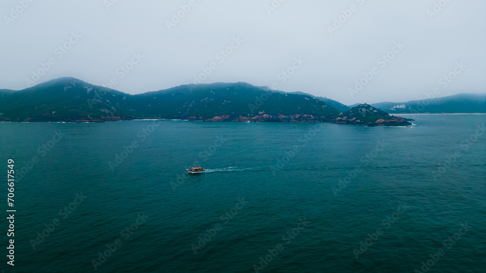 Barco Turístico Verão Paisagem Dramática Praia Florianópolis Floripa Turismo Praias Ilha da Magia Sol Mar Oceano Passeios Escuna Belezas Naturais Natureza Ecoturismo Água Drone Gravatá Mole Joaquina 